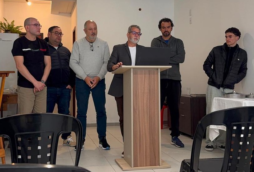 Comunidade reunida em adoração